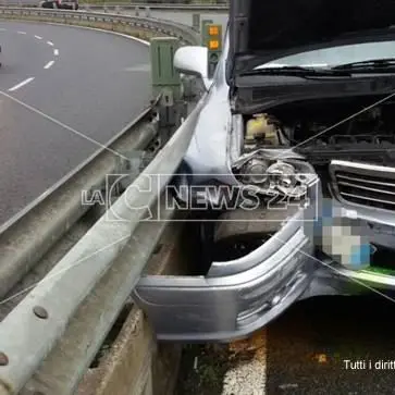 Catanzaro, auto esce fuori strada: ferita neonata