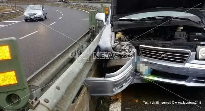 Catanzaro, auto esce fuori strada: ferita neonata