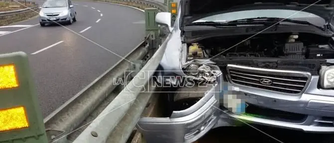 Catanzaro, auto esce fuori strada: ferita neonata
