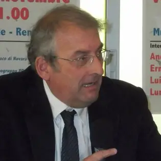 Mano sotto ghigliottina intenta a sbarrare Pd, Magorno: «Inquietante episodio»