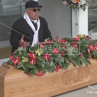 Nando Amoruso celebra il funerale dell'aeroporto di Crotone (VIDEO)