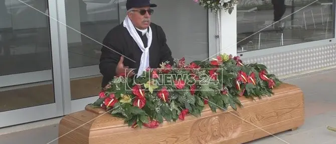 Nando Amoruso celebra il funerale dell'aeroporto di Crotone (VIDEO)