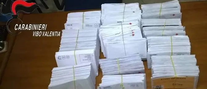 Nascondeva 1700 lettere nel congelatore, postino denunciato