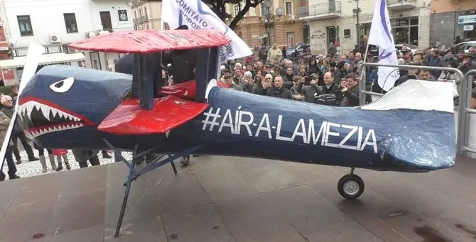 Crotone scende nuovamente in piazza per l'aeroporto