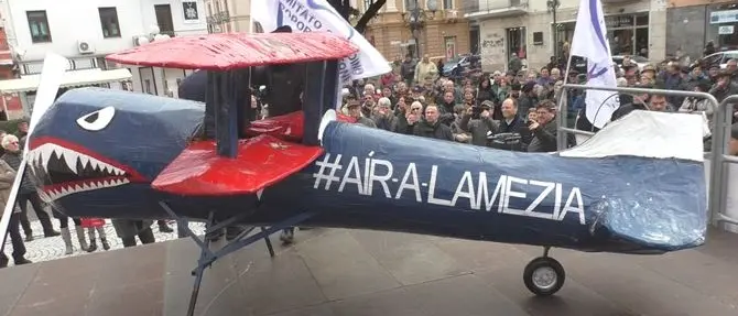 Crotone scende nuovamente in piazza per l'aeroporto