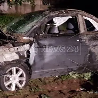 Abbandona l'auto dopo l'incidente: lo danno per disperso ma è a casa