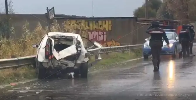 Auto invade la corsia opposta e finisce contro il guardrail: due feriti sulla statale 106 (VIDEO)