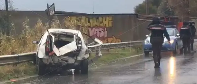 Auto invade la corsia opposta e finisce contro il guardrail: due feriti sulla statale 106 (VIDEO)