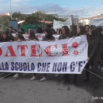 Una scuola che cade a pezzi: manifestano gli studenti crotonesi del “Gravina” (VIDEO)