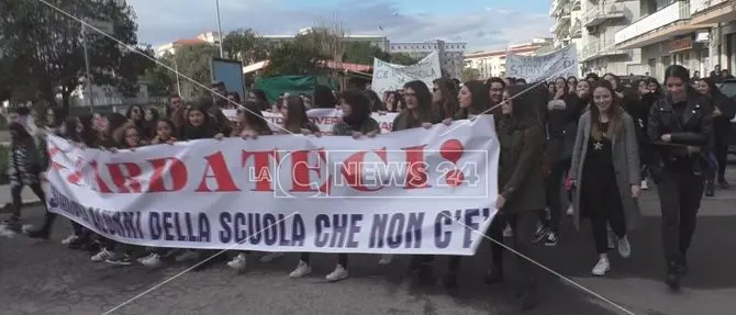 Una scuola che cade a pezzi: manifestano gli studenti crotonesi del “Gravina” (VIDEO)