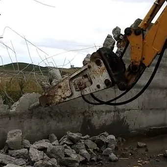 Strongoli, demolisce a sue spese il capannone che aveva costruito abusivamente (VIDEO)