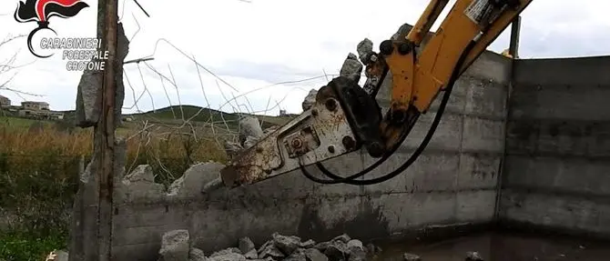 Strongoli, demolisce a sue spese il capannone che aveva costruito abusivamente (VIDEO)