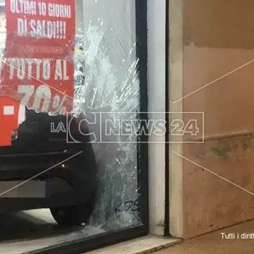 Tragedia sfiorata a Vibo: auto sfonda vetrina di un negozio (VIDEO)
