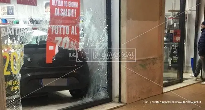 Tragedia sfiorata a Vibo: auto sfonda vetrina di un negozio (VIDEO)