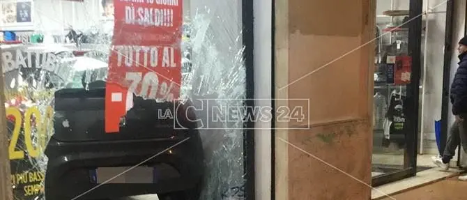 Tragedia sfiorata a Vibo: auto sfonda vetrina di un negozio (VIDEO)