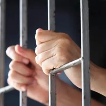 Agente di polizia penitenziaria aggredito a calci e pugni da un detenuto