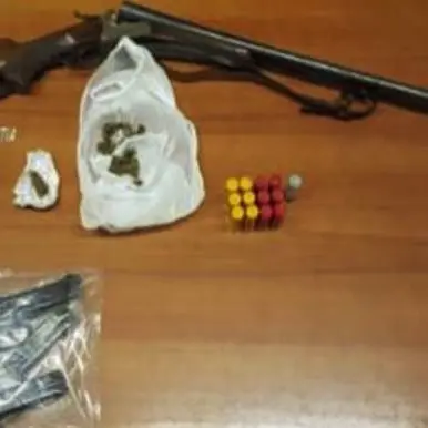 Armi e droga in casa, in manette 23enne a Limbadi