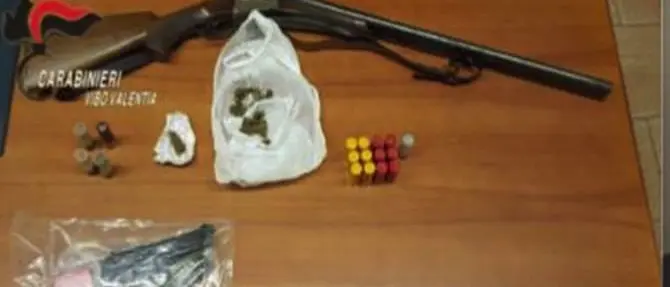 Armi e droga in casa, in manette 23enne a Limbadi