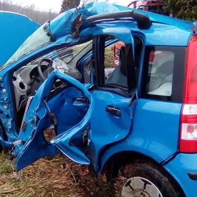 Catanzaro, 26enne si schianta contro un albero e muore