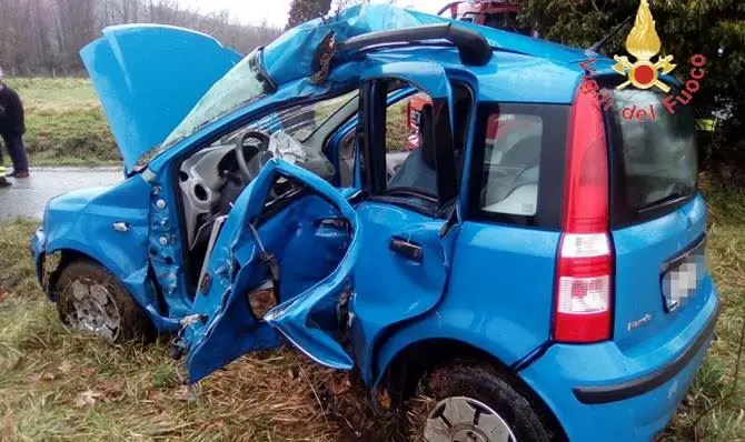 Catanzaro, 26enne si schianta contro un albero e muore