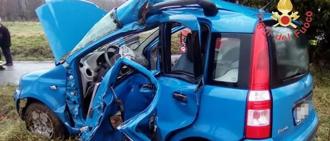 Catanzaro, 26enne si schianta contro un albero e muore