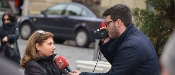 L’editore, i direttori e la redazione al fianco del collega Giuseppe Laratta