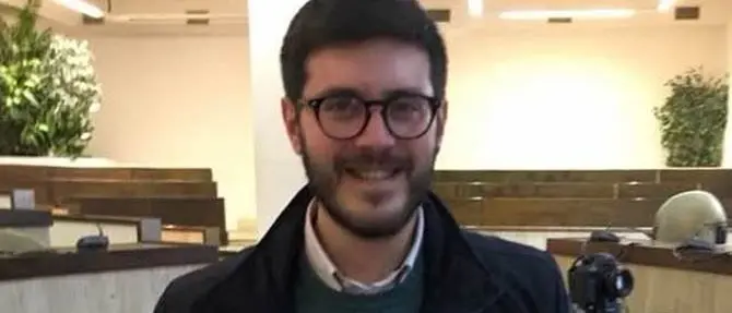 Giornalista di LaC aggredito da un uomo che inveisce contro gli immigrati