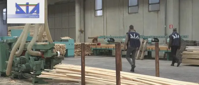 Maxisequestro a Crotone, società usate come scatole cinesi