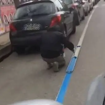 Parcheggiano sulle strisce bianche, tornano e le trovano blu (VIDEO)