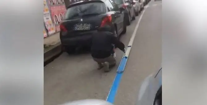 Parcheggiano sulle strisce bianche, tornano e le trovano blu (VIDEO)