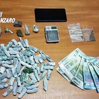 Catanzaro, con la droga sotto il materasso: arrestato