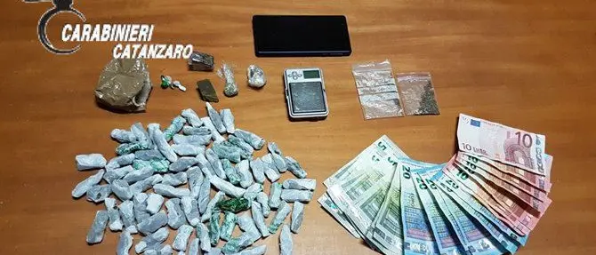 Catanzaro, con la droga sotto il materasso: arrestato