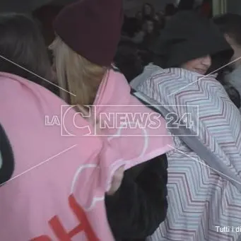 Crotone, gli studenti del Gravina in aula avvolti nelle coperte (VIDEO)