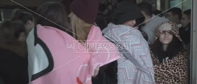 Crotone, gli studenti del Gravina in aula avvolti nelle coperte (VIDEO)