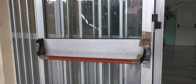 Lamezia, istituto vandalizzato e saccheggiato: «Scuola ogni settimana violentata»