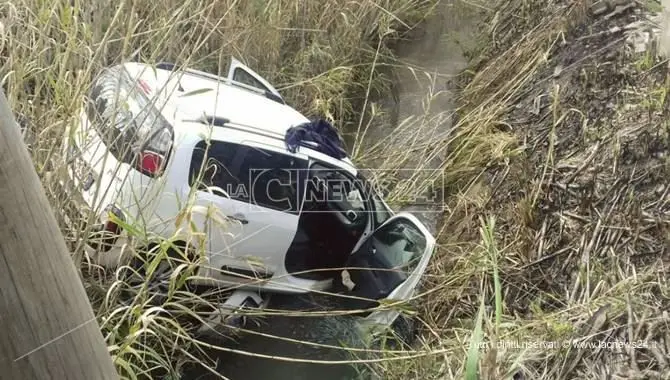 Auto cade in un fossato a Palazzo, due feriti