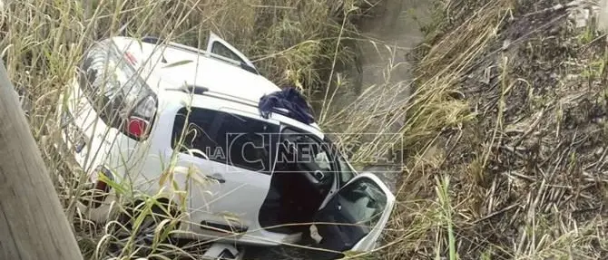 Auto cade in un fossato a Palazzo, due feriti