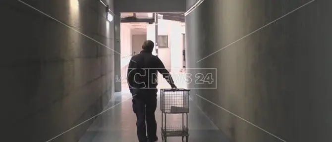 Catanzaro, pronto soccorso: pazienti trasportati dagli addetti alle pulizie