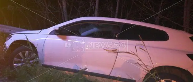 Soverato, perde il controllo dell'auto e finisce fuori strada