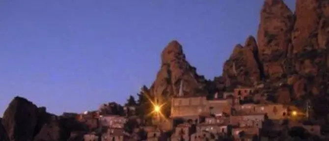 Pentedattilo “by night”, lo scatto conquista la rete