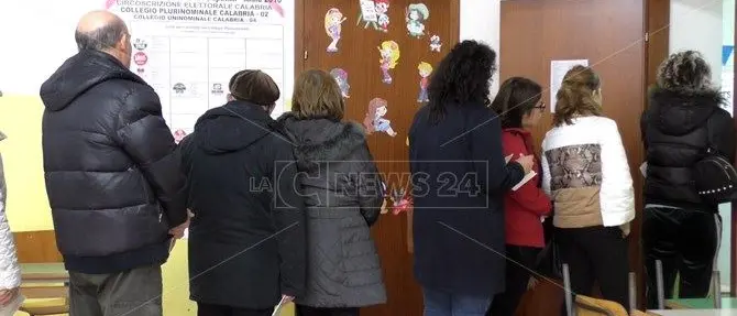 Lamezia, a Capizzaglie votano prima le donne