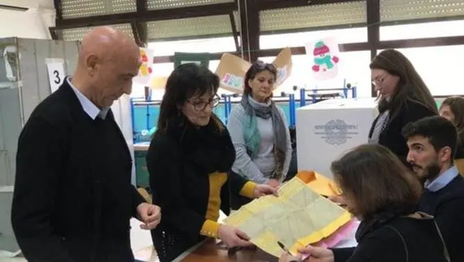 Reggio Calabria, Minniti al seggio per votare