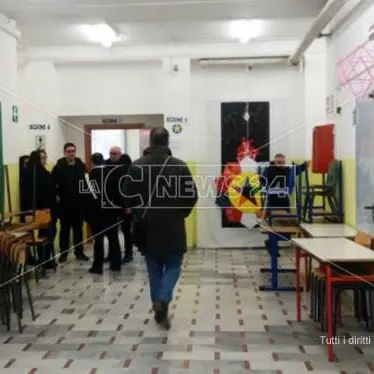 Catanzaro, affluenza al 16,95%: lunghe code ai seggi e votanti spazientiti