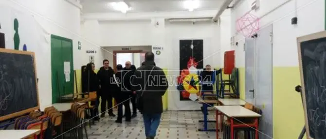 Catanzaro, affluenza al 16,95%: lunghe code ai seggi e votanti spazientiti