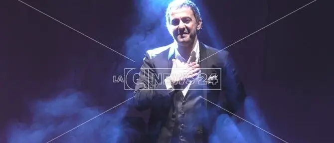 Un viaggio attraverso ottant'anni di musica: Piero Mazzocchetti si esibisce a Crotone (VIDEO)