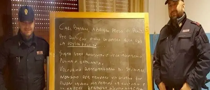 Il messaggio dei poliziotti ai bambini della scuola: «Studiate perché il sapere rende liberi»