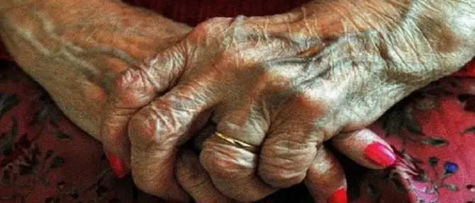 Tentano di truffare un'anziana con il trucco dello specchietto, denunciati