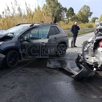 Simeri, incidente sulla 106: un ferito. Disagi alla circolazione