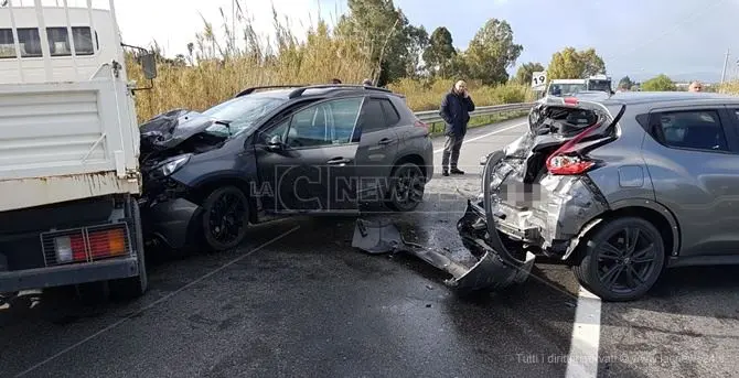 Simeri, incidente sulla 106: un ferito. Disagi alla circolazione