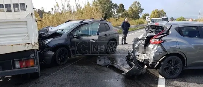 Simeri, incidente sulla 106: un ferito. Disagi alla circolazione